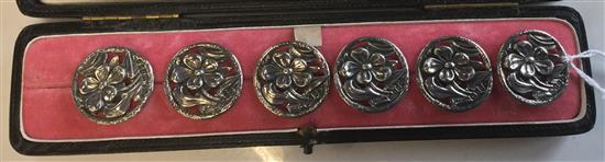 Matched set of 6 Art Nouveau silver floral design buttons, London 1901, mainly Goldsmiths & Silversmiths Co, cased